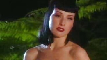 Vidéo x porno grosse femme solo avec le magnifique Moonshine de Clubseventeen